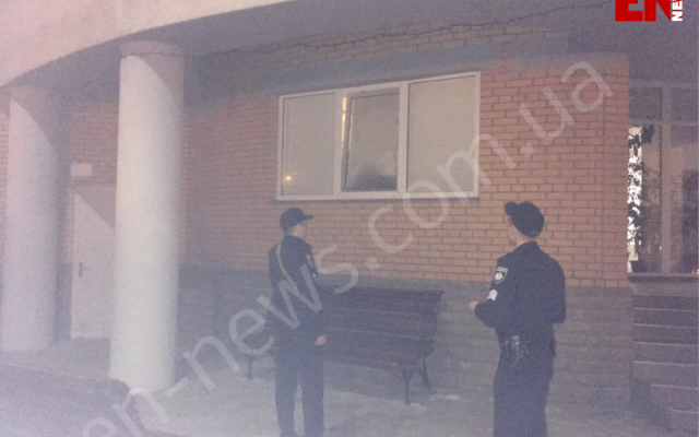 В Запорожской области неизвестные стреляли по окнам парикмахерской, где находились клиенты (ФОТО) Фото № 0 В Запорожской области неизвестные стреляли по окнам парикмахерской, где находились клиенты (ФОТО) Фото № 0