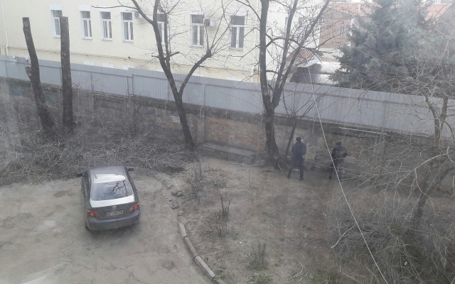 Запорожцев застали за неприличным занятием во дворе (ФОТО) Фото № 1 Запорожцев застали за неприличным занятием во дворе (ФОТО) Фото № 1