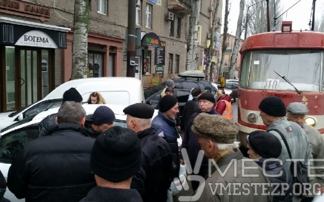 В Запорожье разъярённые пассажиры трамвая пытались избить водителя иномарки (ФОТО) Фото № 4 В Запорожье разъярённые пассажиры трамвая пытались избить водителя иномарки (ФОТО) Фото № 4