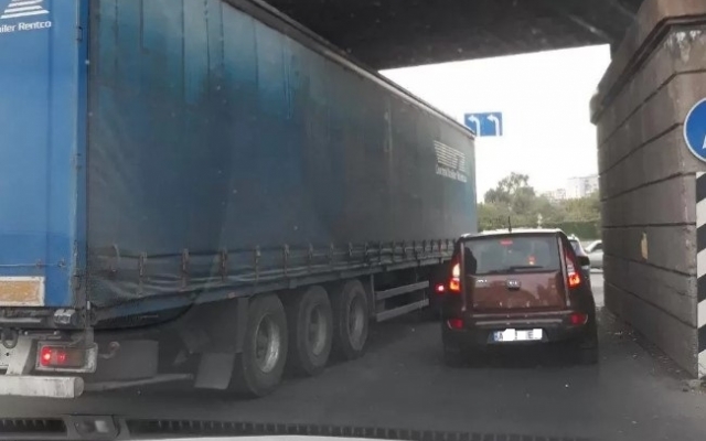 В Запорожье из-за фур автомобилисты продолжают стоять в многочасовых пробках (ФОТО) Фото № 1 В Запорожье из-за фур автомобилисты продолжают стоять в многочасовых пробках (ФОТО) Фото № 1