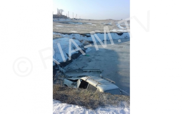 Фотофакт: Водитель утопил свой автомобиль в реке Фото № 1 Фотофакт: Водитель утопил свой автомобиль в реке Фото № 1