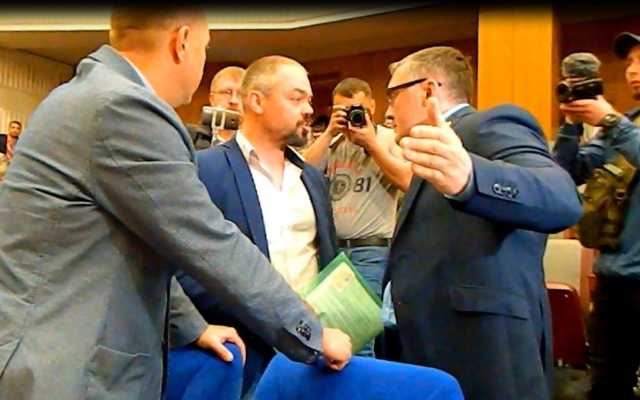 Появилось видео, как активист скандалил в облсовете Фото № 2 Появилось видео, как активист скандалил в облсовете Фото № 2