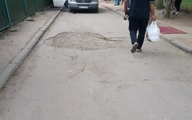 Жуткая трагедия в Запорожье: Женщину не могут достать из-под автобуса (ФОТО 18+) Фото № 1 Жуткая трагедия в Запорожье: Женщину не могут достать из-под автобуса (ФОТО 18+) Фото № 1