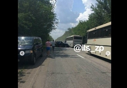 Аварию под Запорожьем устроил автомобиль из кортежа президента (ФОТО, ВИДЕО) Фото № 1 Аварию под Запорожьем устроил автомобиль из кортежа президента (ФОТО, ВИДЕО) Фото № 1