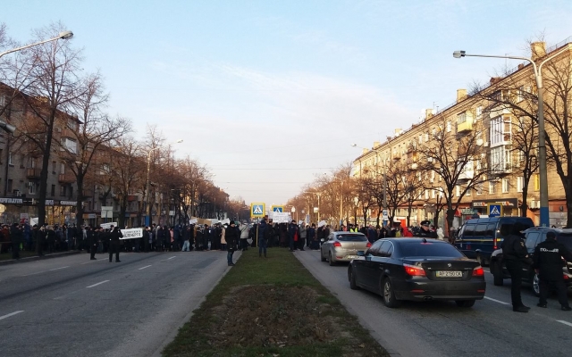 В центре Запорожья митингующие заблокировали дорогу (ФОТО) Фото № 5 В центре Запорожья митингующие заблокировали дорогу (ФОТО) Фото № 5