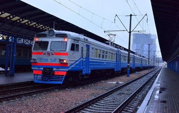 Трагедия: В Запорожье женщина бросилась под поезд Фото № 0 Трагедия: В Запорожье женщина бросилась под поезд Фото № 0