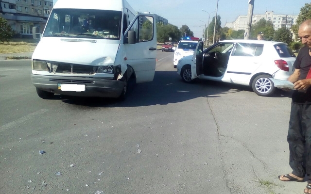 В Запорожье женщина за рулем устроила аварию (ФОТО) Фото № 3 В Запорожье женщина за рулем устроила аварию (ФОТО) Фото № 3