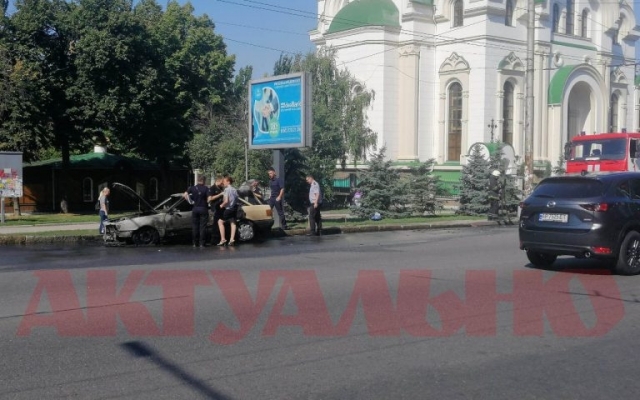 В Запорожье на Базарной горел автомобиль: В сети появилось фото и видео с места происшествия Фото № 1 В Запорожье на Базарной горел автомобиль: В сети появилось фото и видео с места происшествия Фото № 1
