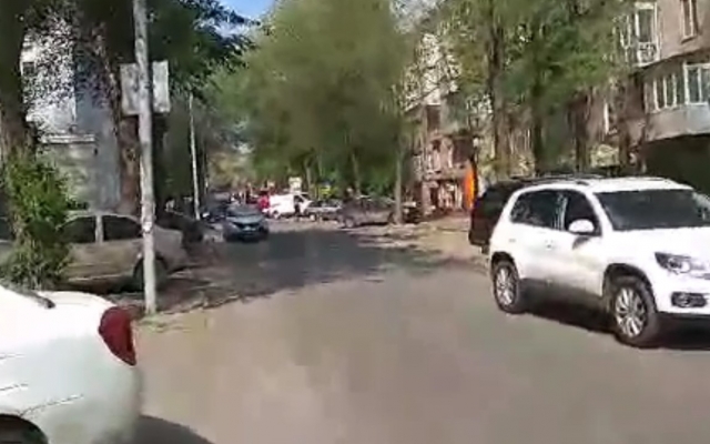 В центре из-за припаркованных неправильно машин В центре из-за припаркованных неправильно машин
