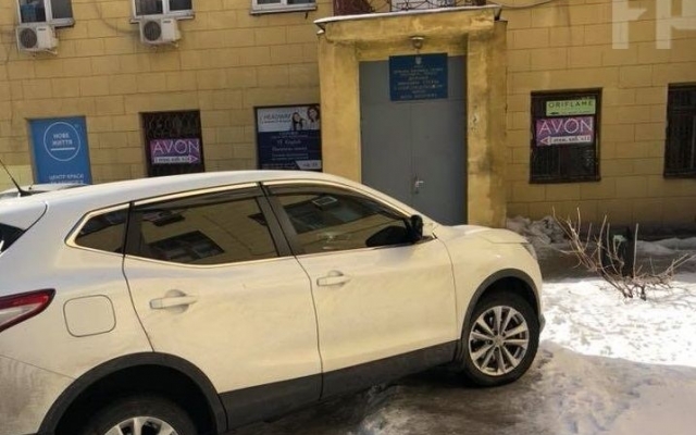 На Металлургов запорожцев удивил необычно припаркованный автомобиль (ФОТО) Фото № 1 На Металлургов запорожцев удивил необычно припаркованный автомобиль (ФОТО) Фото № 1