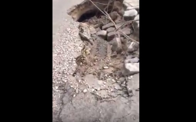В Запорожье грузовик провалился в большую яму (ВИДЕО) Фото № 0 В Запорожье грузовик провалился в большую яму (ВИДЕО) Фото № 0