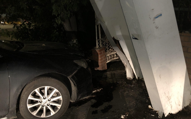 В Бердянске из-за открытого люка автомобиль въехал в остановку (ФОТО) Фото № 3 В Бердянске из-за открытого люка автомобиль въехал в остановку (ФОТО) Фото № 3
