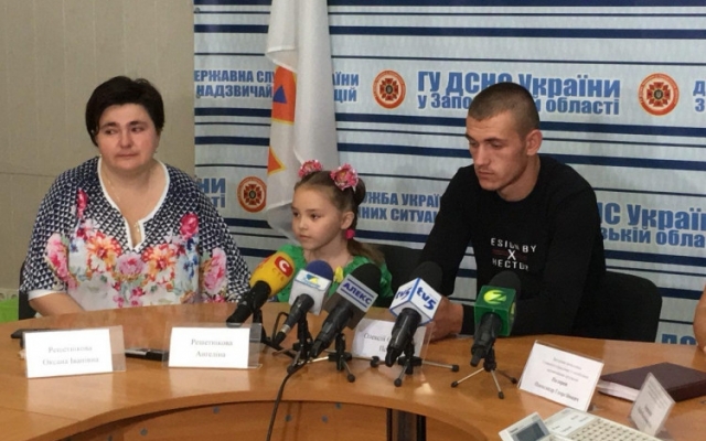 Молодой герой спас бабушку и внучку от смерти (ФОТО) Фото № 1 Молодой герой спас бабушку и внучку от смерти (ФОТО) Фото № 1