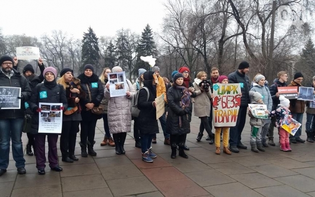 Сегодня несколько десятков запорожцев вышли на митинг (ФОТО) Фото № 3 Сегодня несколько десятков запорожцев вышли на митинг (ФОТО) Фото № 3