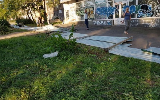 Запорожцы принесли под мэрию кучи мусора и хлама (ФОТО) Фото № 4 Запорожцы принесли под мэрию кучи мусора и хлама (ФОТО) Фото № 4