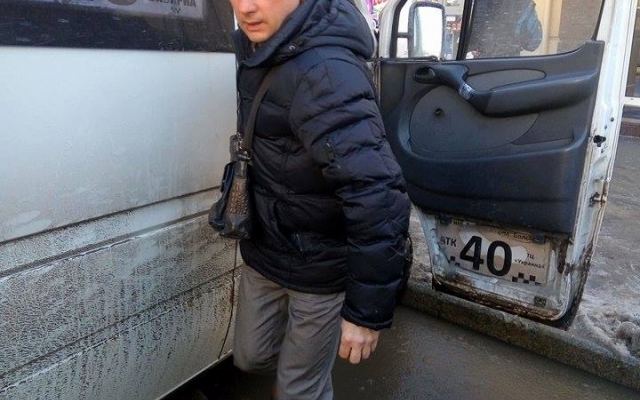 В городе ледовый коллапс: из-за наледи в центре сломалось две подряд маршрутки (ФОТО) Фото № 4 В городе ледовый коллапс: из-за наледи в центре сломалось две подряд маршрутки (ФОТО) Фото № 4