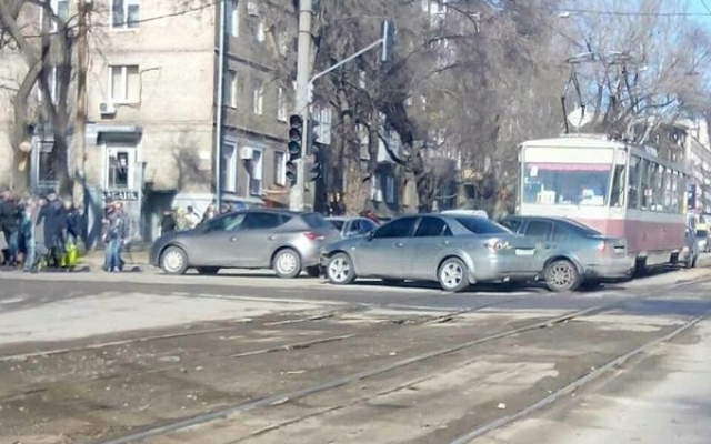 В Запорожье из-за ДТП остановились трамваи Фото № 2 В Запорожье из-за ДТП остановились трамваи Фото № 2