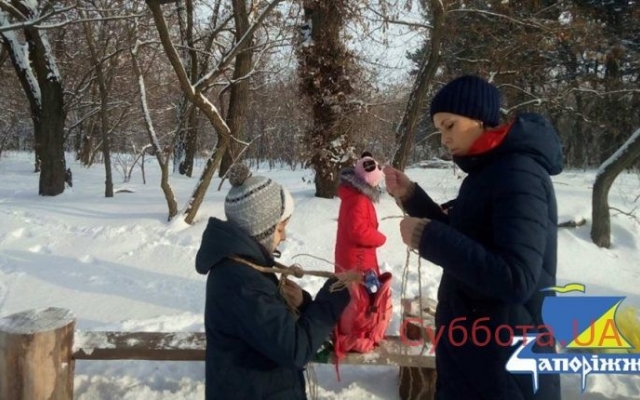 Запорожцы на Хортице мастерили для белок кормушки (ФОТО) Фото № 0 Запорожцы на Хортице мастерили для белок кормушки (ФОТО) Фото № 0