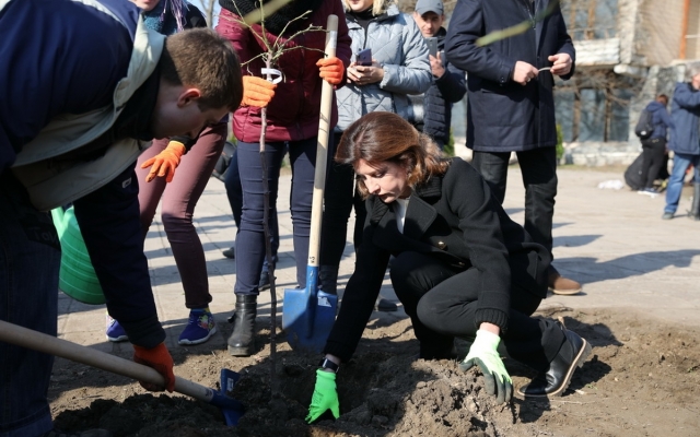 Посадила дерево: Марина Порошенко посетила Запорожскую область (ФОТОРЕПОРТАЖ) Фото № 7 Посадила дерево: Марина Порошенко посетила Запорожскую область (ФОТОРЕПОРТАЖ) Фото № 7