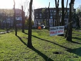В центре Запорожья собрались люди спортивной наружности и полиция Фото № 0 В центре Запорожья собрались люди спортивной наружности и полиция Фото № 0