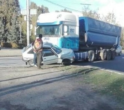 В Днепровском районе грузовик влетел в легковушку (ФОТО) Фото № 0 В Днепровском районе грузовик влетел в легковушку (ФОТО) Фото № 0