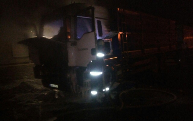 На запорожской трассе горела кабина грузовика (ФОТО) Фото № 3 На запорожской трассе горела кабина грузовика (ФОТО) Фото № 3