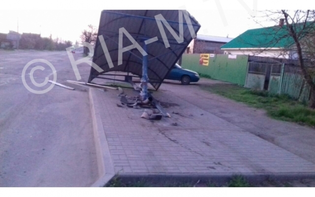 Под Запорожьем лихач снес остановку (ФОТО) Фото № 2 Под Запорожьем лихач снес остановку (ФОТО) Фото № 2
