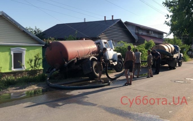 На запорожском курорте автомобиль с нечистотами попал в аварию (ФОТО) Фото № 1 На запорожском курорте автомобиль с нечистотами попал в аварию (ФОТО) Фото № 1