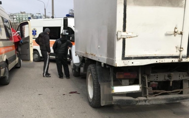 В Запорожье женщина погибла под колесами грузовика (ФОТО) Фото № 1 В Запорожье женщина погибла под колесами грузовика (ФОТО) Фото № 1