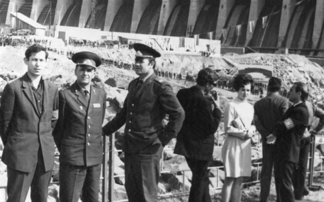Как митинговали работники ДнепроГЭС: Фото советских времен Фото № 8 Как митинговали работники ДнепроГЭС: Фото советских времен Фото № 8