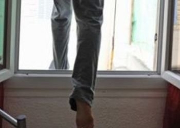В Запорожье активисты Хортицкого полка не дали мужчине выпрыгнуть с 9-го этажа Фото № 0 В Запорожье активисты Хортицкого полка не дали мужчине выпрыгнуть с 9-го этажа Фото № 0