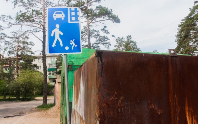 В Запорожье неизвестный поставил гараж на детскую площадку Фото № 0 В Запорожье неизвестный поставил гараж на детскую площадку Фото № 0