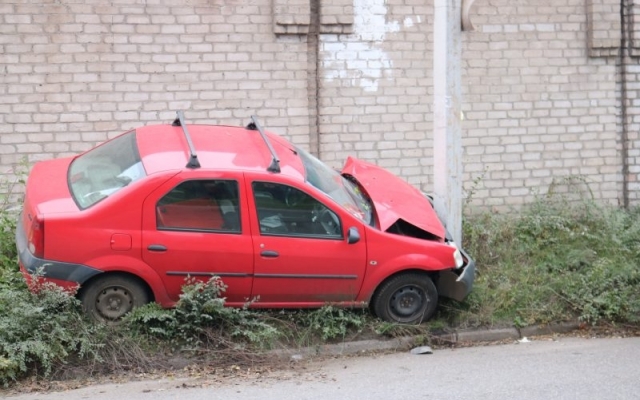 В Запорожье мужчина из-за недомогания въехал в столб (ФОТО) Фото № 2 В Запорожье мужчина из-за недомогания въехал в столб (ФОТО) Фото № 2