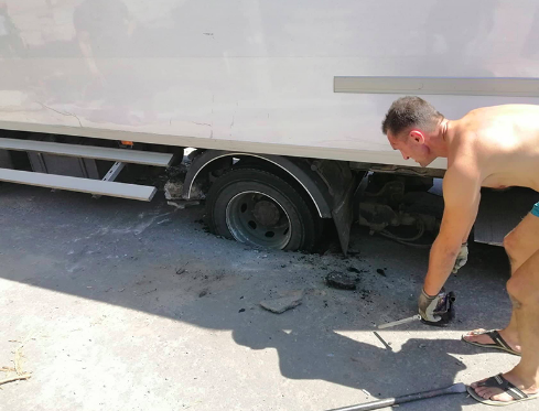 В Запорожской области грузовик провалился в яму на дороге, которую недавно отремонтировали Фото № 0 В Запорожской области грузовик провалился в яму на дороге, которую недавно отремонтировали Фото № 0