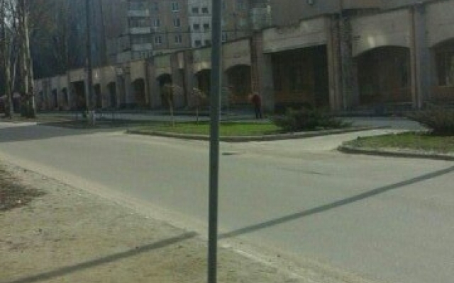 В Запорожье пытались похитить дорожный знак Фото № 0 В Запорожье пытались похитить дорожный знак Фото № 0