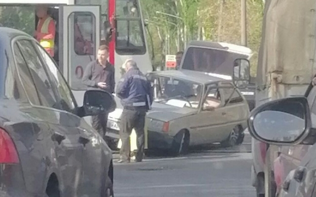 В Запорожье утро началось с ДТП: Столкнулись трамвай и В Запорожье утро началось с ДТП: Столкнулись трамвай и