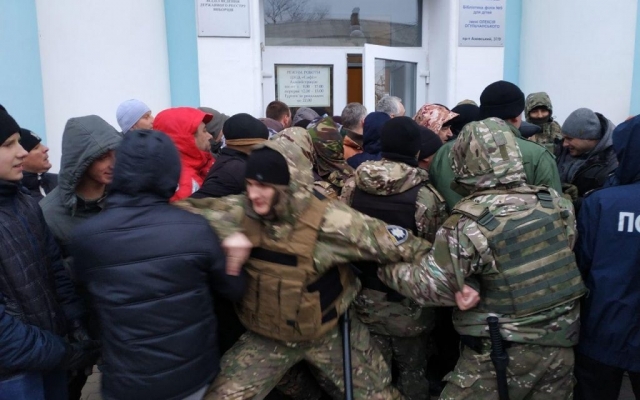 В Бердянске будут судить мужчину, который облил зеленкой кандидата в президенты Фото № 0 В Бердянске будут судить мужчину, который облил зеленкой кандидата в президенты Фото № 0