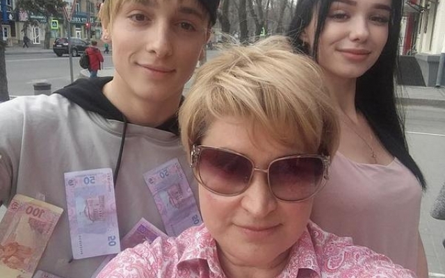 Прохожим раздавали деньги на улице (ВИДЕО) Фото № 2 Прохожим раздавали деньги на улице (ВИДЕО) Фото № 2
