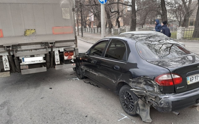 В Запорожье грузовик врезался в легковушку (ФОТО) Фото № 2 В Запорожье грузовик врезался в легковушку (ФОТО) Фото № 2