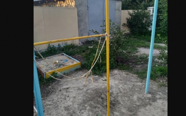 В Запорожье неадекватный человек бросает в песочницу битое стекло и экскременты (ФОТО) Фото № 2 В Запорожье неадекватный человек бросает в песочницу битое стекло и экскременты (ФОТО) Фото № 2