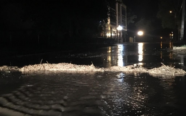 Во время ливня автомобилисты Во время ливня автомобилисты