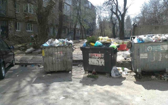 На Победе три месяца не вывозят мусор, район утопает в отходах (ФОТО) Фото № 0 На Победе три месяца не вывозят мусор, район утопает в отходах (ФОТО) Фото № 0