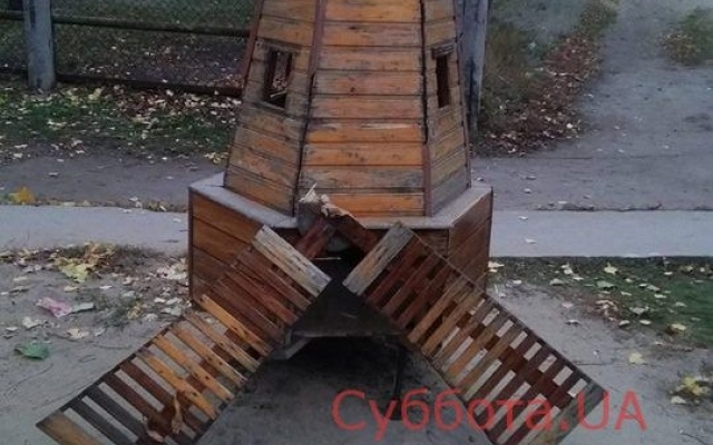 Вандалы разгромили любимую мельницу горожан (ФОТО) Фото № 0 Вандалы разгромили любимую мельницу горожан (ФОТО) Фото № 0
