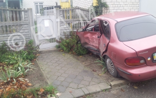 В сети появились фото сегодняшнего утреннего ДТП: Иномарка въехала в забор Фото № 3 В сети появились фото сегодняшнего утреннего ДТП: Иномарка въехала в забор Фото № 3