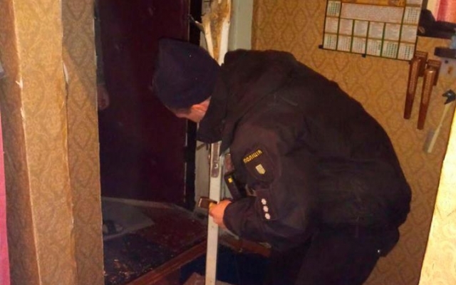 Полицейским пришлось выбивать дверь в квартиру (ФОТО) Фото № 0 Полицейским пришлось выбивать дверь в квартиру (ФОТО) Фото № 0
