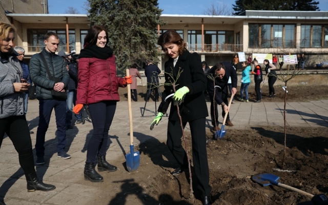 Посадила дерево: Марина Порошенко посетила Запорожскую область (ФОТОРЕПОРТАЖ) Фото № 8 Посадила дерево: Марина Порошенко посетила Запорожскую область (ФОТОРЕПОРТАЖ) Фото № 8
