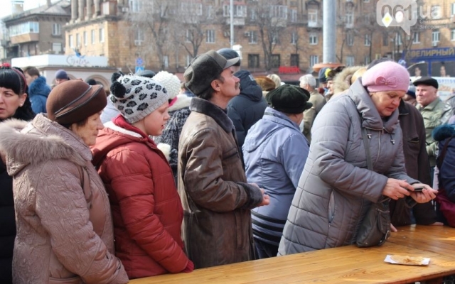Второй день Масленицы в Запорожье: Больше людей и больше бесплатных угощений Фото № 23 Второй день Масленицы в Запорожье: Больше людей и больше бесплатных угощений Фото № 23