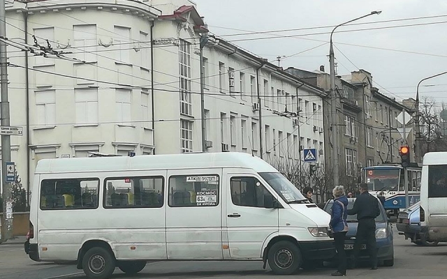 В Запорожье разбили очередную маршрутку (ФОТО) Фото № 3 В Запорожье разбили очередную маршрутку (ФОТО) Фото № 3