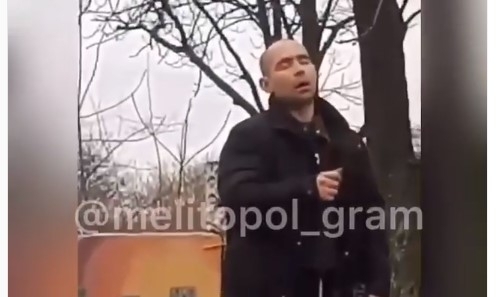 Курьезы: Под Запорожьем заметили спящего на ходу мужчину (ВИДЕО) Фото № 0 Курьезы: Под Запорожьем заметили спящего на ходу мужчину (ВИДЕО) Фото № 0