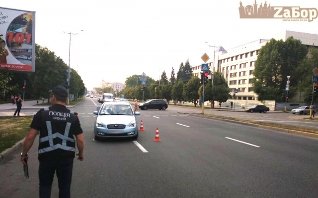 Возле мэрии под колеса легковушки попала девушка (ФОТО) Фото № 1 Возле мэрии под колеса легковушки попала девушка (ФОТО) Фото № 1
